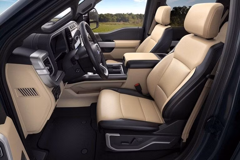 2025 Ford F-450® LARIAT® 6.7L POWER STROKE® V8 TURBO DIESEL Regular Cab 4X2/4X4 - Image 9