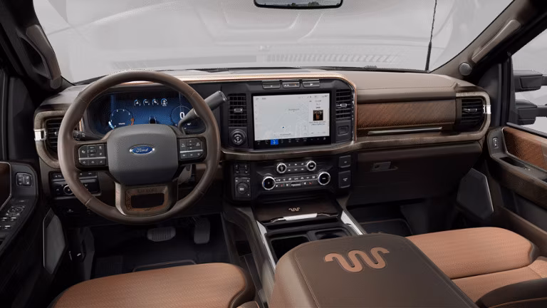 2025 Ford 2024 Super Duty® F-450® King Ranch® 6.8-litre V8 Super Cab 4x2/4x4 - Image 4