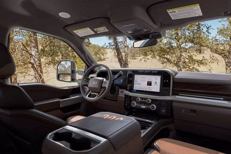 2025 Ford 2024 Super Duty® F-450® King Ranch® 6.8-litre V8 Crew Cab 4x2/4x4 - Image 8