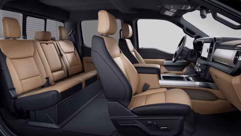 2025 Ford 2025 Super Duty® F-450® Lariat® 7.3L 2V DEVCT NA PFI V8 Gas Regular Cab 4x2/4x4 - Image 6