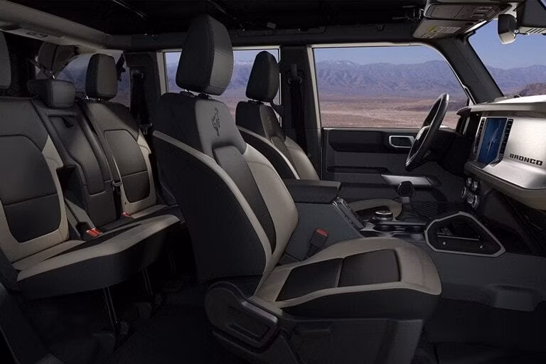 2025 Ford 2025 Bronco® Outer Banks® 2.3L EcoBoost® (4-Door) - Image 9
